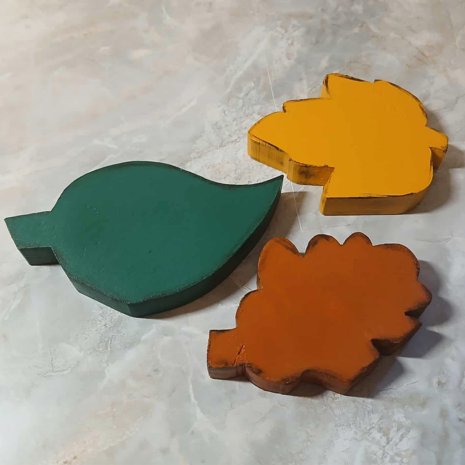 Hand-Painted Wooden Fall Leaves – Rustic Autumn Decor (Set of 3)